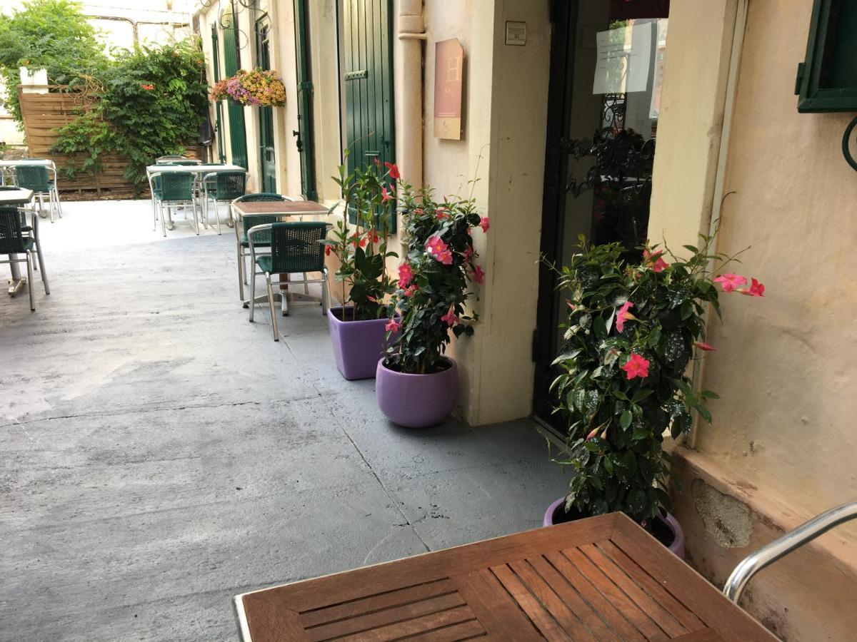 Hostellerie De La Source Arles Exterior foto